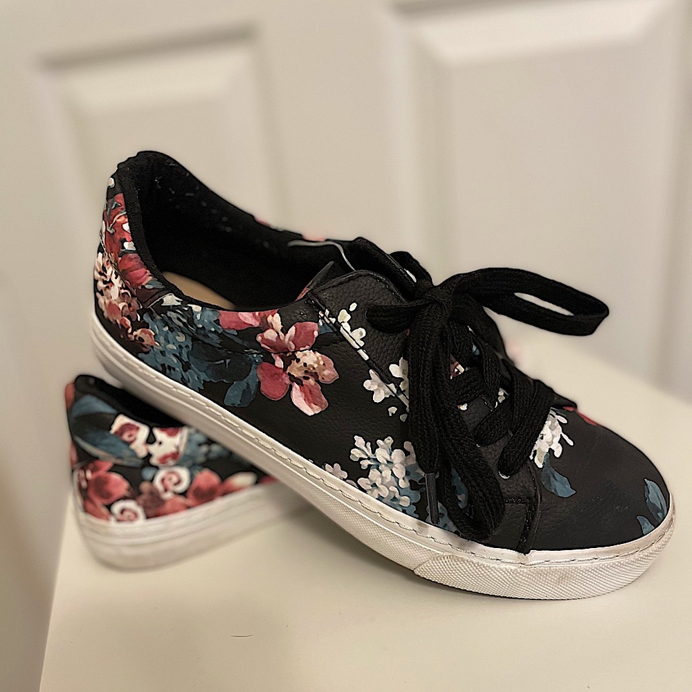 Size 6 Floral Restricted Sneakers